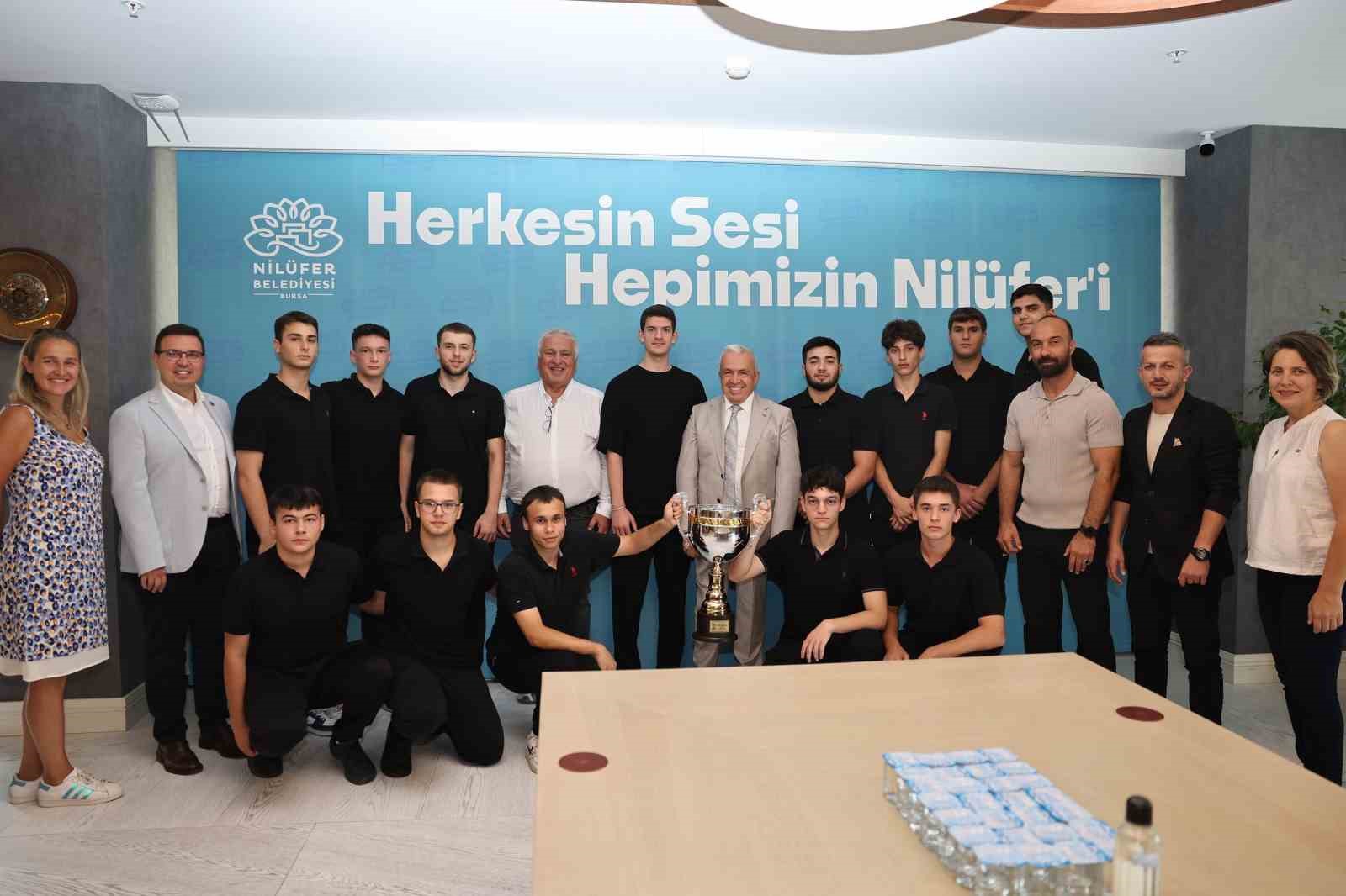 023-2024 SEZONU HENTBOL YILDIZ ERKEKLER TÜRKİYE ŞAMPİYONU OLAN NİLÜFER BELEDİYESPOR
