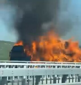 Seyir halindeki tır alev topuna döndü BURSA’DA SEYİR HALİNDEKİ TIR ÇIKAN ARIZA SONRASI ALEV ALEV YANDI.