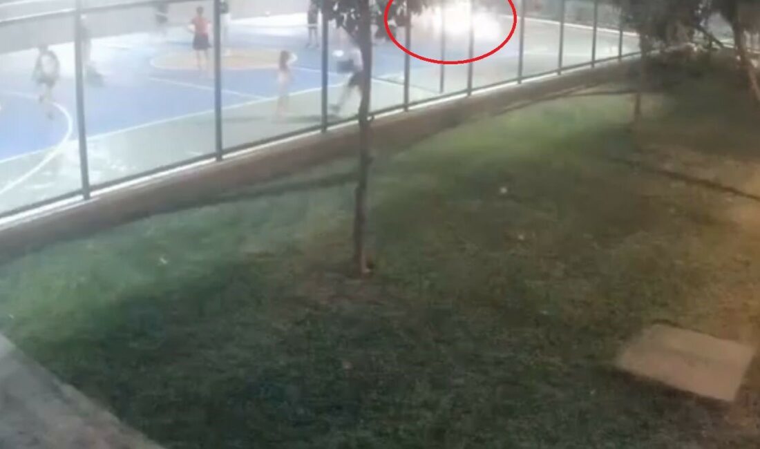 Sitenin basketbol sahasına atılan cisim panik oluşturdu SİTENİN BASKETBOL SAHASINA ATILAN CİSİM PANİK OLUŞTURDU, POLİS SORUŞTURMA BAŞLATTI