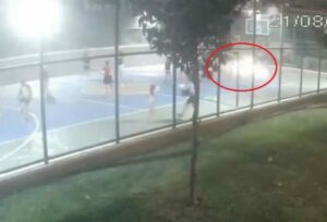 SİTENİN BASKETBOL SAHASINA ATILAN CİSİM PANİK OLUŞTURDU, POLİS SORUŞTURMA BAŞLATTI