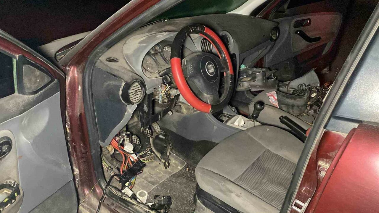 TAMİR İÇİN VERİLEN ARACI PARÇALADI, BAGAJDA YAKALANDI