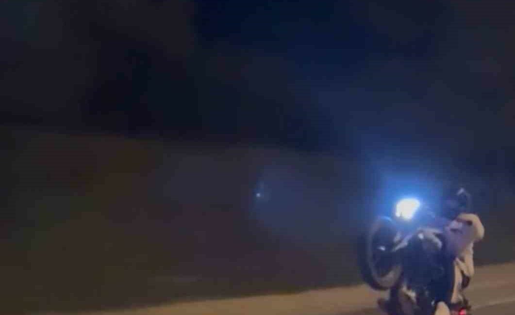 Tek teker üstünde kilometrelerce ilerledi, tehlikeli yolculuk kameraya yansıdı TEK TEKER ÜSTÜNDE KİLOMETRELERCE İLERLEDİ, TEHLİKELİ YOLCULUK KAMERAYA YANSIDI