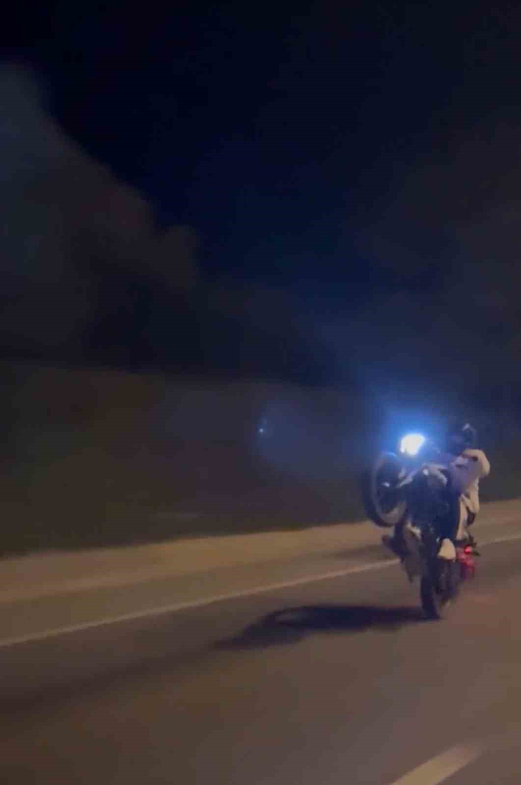 TEK TEKER ÜSTÜNDE KİLOMETRELERCE İLERLEDİ, TEHLİKELİ YOLCULUK KAMERAYA YANSIDI