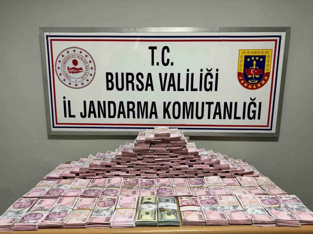 BURSA’NIN KARACABEY İLÇESİNDE TURİSTLERİ BIÇAK ZORUYLA TEHDİT EDEREK 3 MİLYON