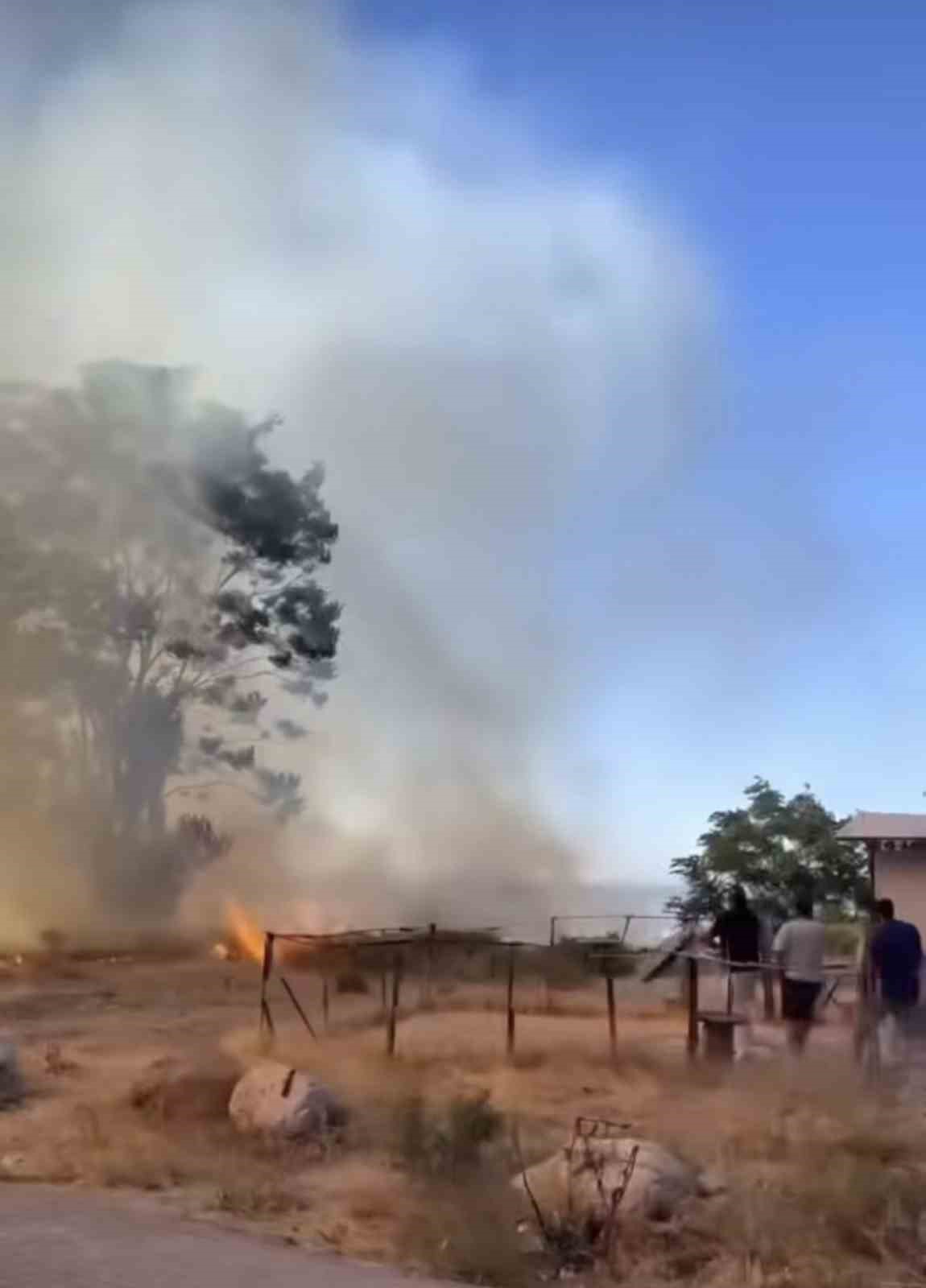 ULUDAĞ’IN ETEKLERİNDEKİ AKÇAĞLAYAN MAHALLESİNDE ÇIKAN ORMAN YANGINI BÜYÜMEDEN SÖNDÜRÜLDÜ.