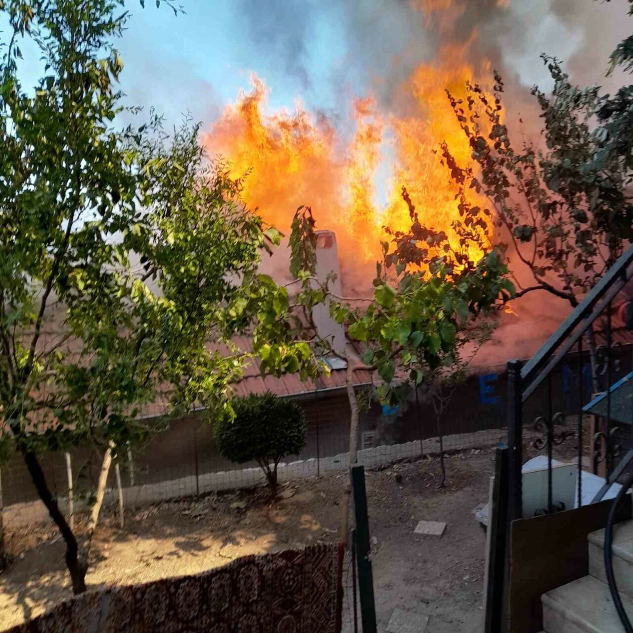ULUDAĞ'IN ETEKLERİNDEKİ BİR MAHALLEDE YAN YANA 2 AHŞAP EVDE ÇIKAN