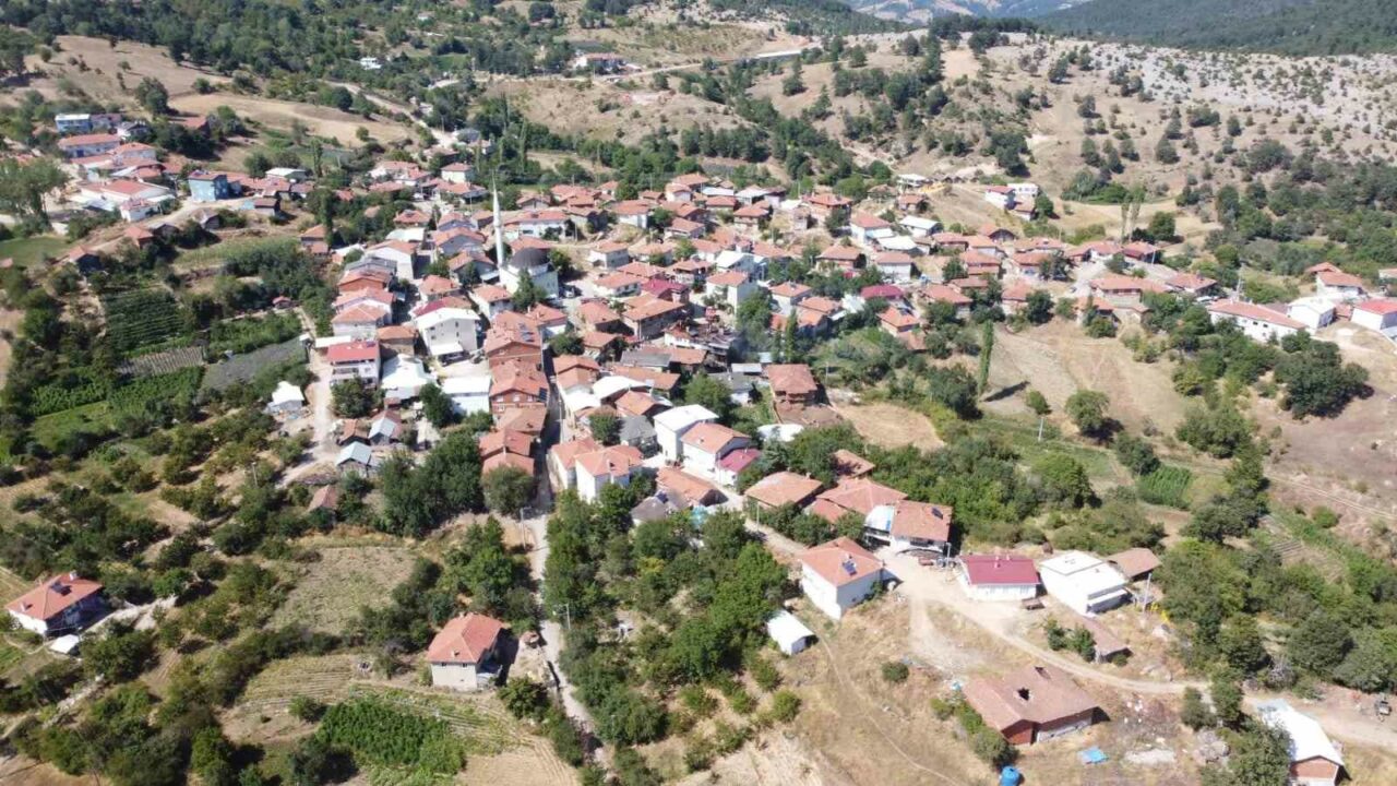BURSA'NIN DAĞ İLÇESİ KELES'TE, EVİN ÇATISINI KÜLE ÇEVİREN YANGIN KORKU