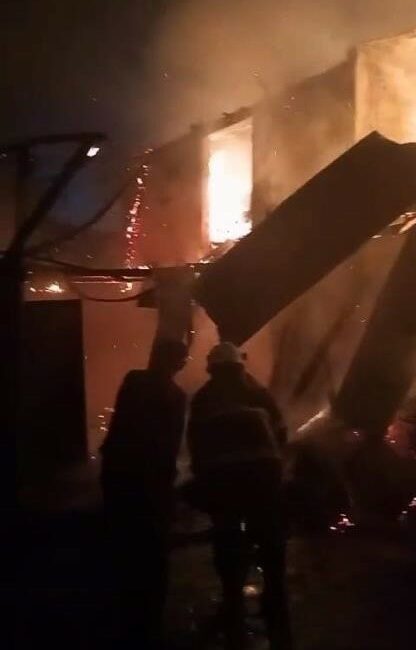 Yangına müdahale eden itfaiye ekiplerine saldırı YANGINA MÜDAHALE EDEN İTFAİYE EKİPLERİNE SALDIRI