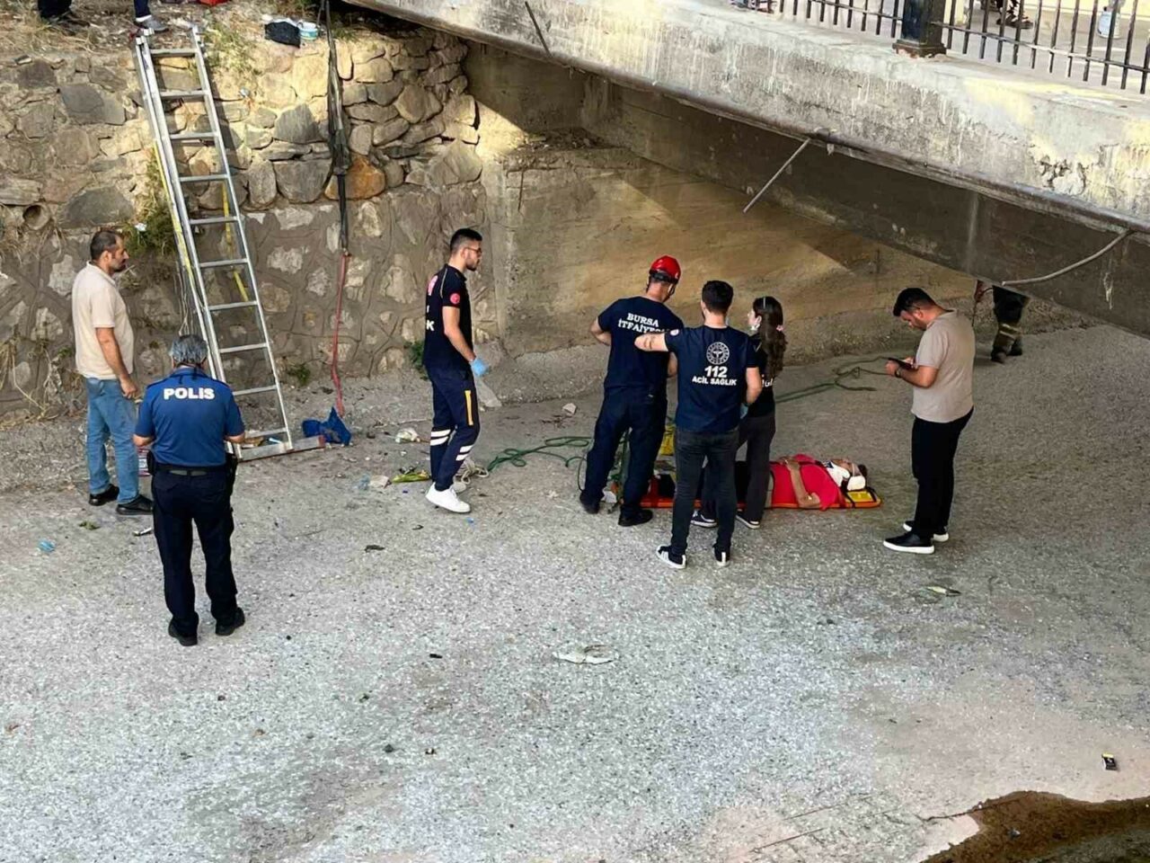 BURSA’DA DERE KENARINDA YÜRÜYÜŞ YAPTIĞI SIRADA DENGESİNİ KAYBEDEREK DERE YATAĞINA