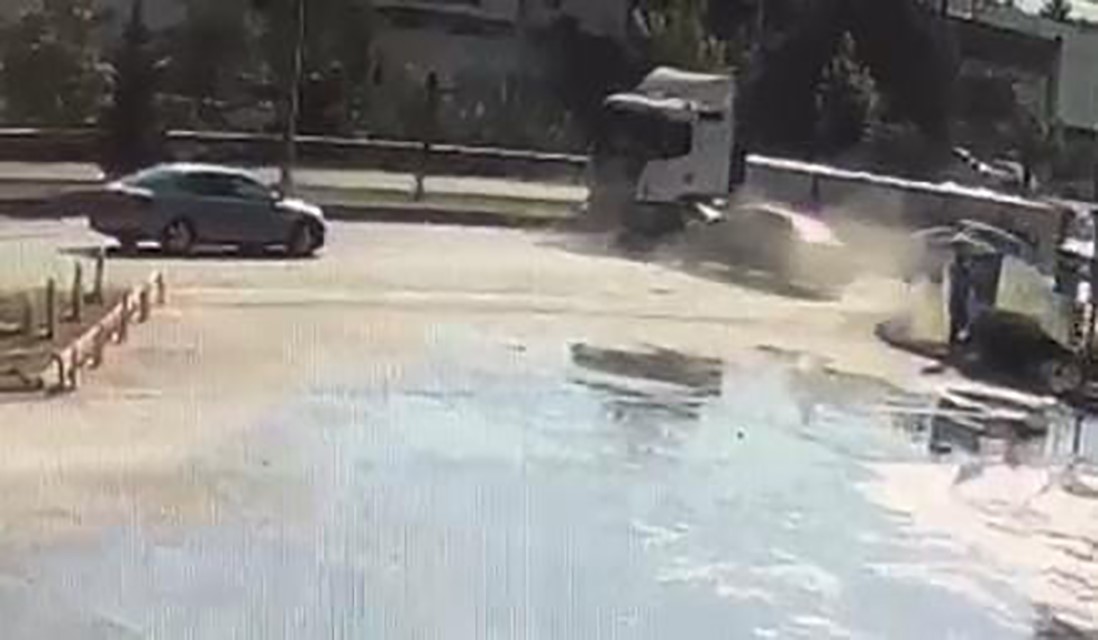 Bursa'nın İnegöl ilçesinde meydana gelen zincirleme kazada 2 kişi yaralandı.