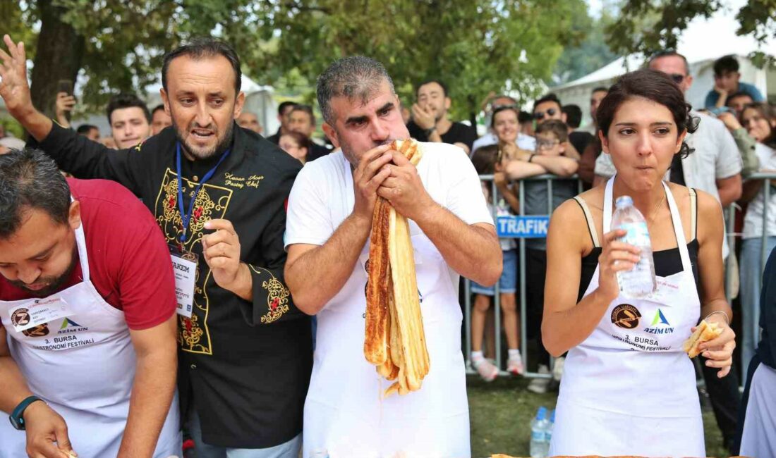 10 dakikada 15 metre börek yedi, altınları kazandı DÜNYANIN EN BÜYÜK BÖREĞİNİ YAPARAK GUİNNES REKORLAR KİTABI'NA GİREN HASAN