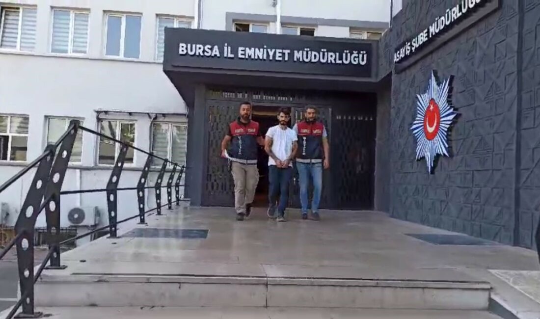 Bursa’da yakalanmamak için bulduğu taktik polisi bile şaşırttı BURSA'DA HAKKINDA 24 YIL HAPİS CEZASIYLA BULUNAN ŞÜPHELİ, POLİSLERİ KORKUTMAK