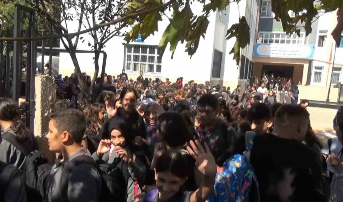 40 kişilik sınıflar velileri çileden çıkardı EĞİTİM-ÖĞRETİM YILININ İKİNCİ HAFTASINDA SINIFLARIN 40 KİŞİLİK OLDUĞUNU GÖREN ŞEHİT