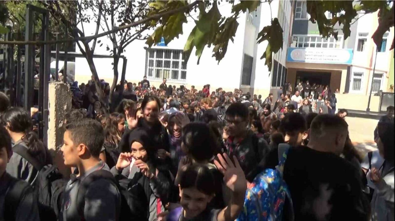 EĞİTİM-ÖĞRETİM YILININ İKİNCİ HAFTASINDA SINIFLARIN 40 KİŞİLİK OLDUĞUNU GÖREN ŞEHİT