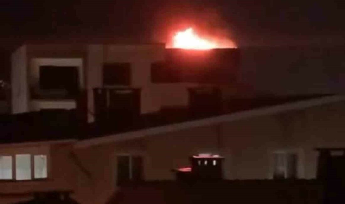 5 katlı binanın çatı kat alev alev yandı BURSA'DA İNŞAAT HALİNDEKİ 5 KATLI BİR BİNANIN ÇATISINDA YANGIN ÇIKTI.