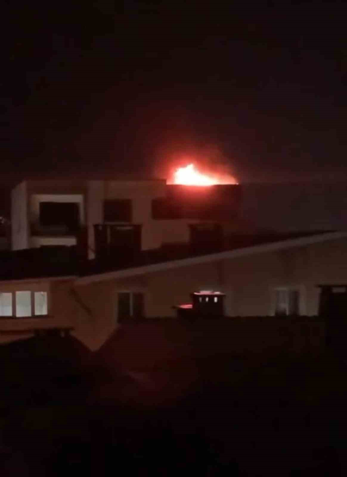 BURSA'DA İNŞAAT HALİNDEKİ 5 KATLI BİR BİNANIN ÇATISINDA YANGIN ÇIKTI.