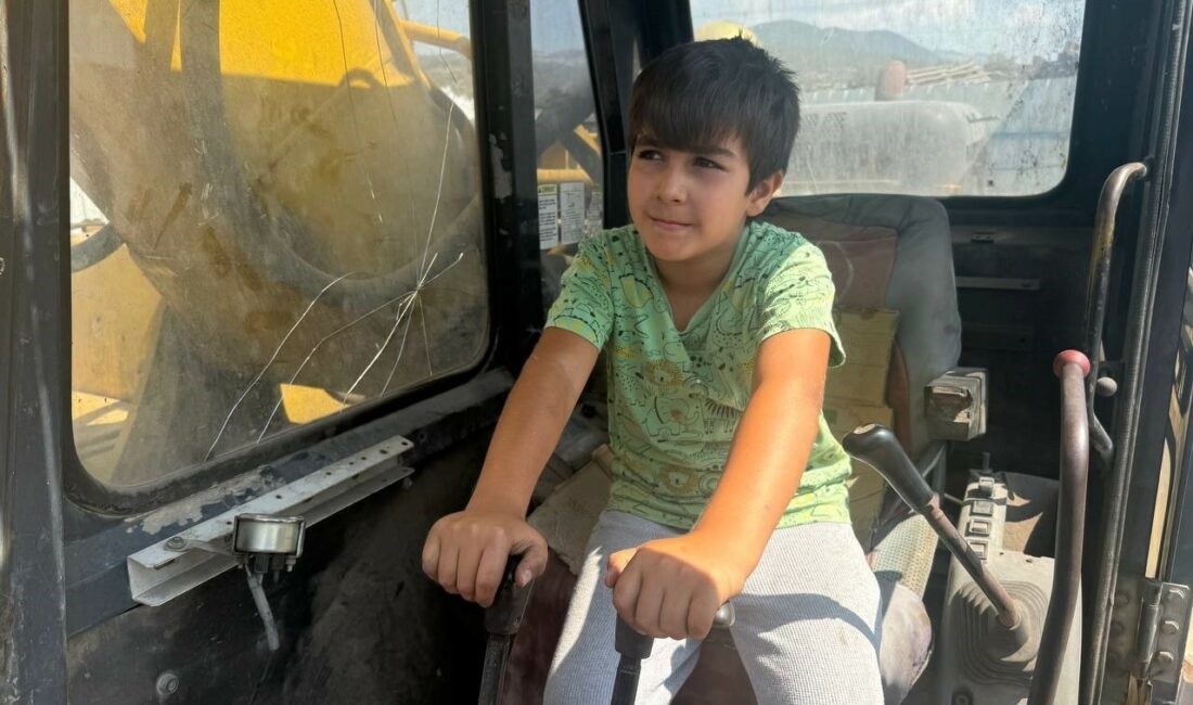 7 yaşındaki çocuk iş makinelerı kullanıyor BURSA'NIN İZNİK İLÇESİNDE OYUNCAKLARIYLA OYNAMASI GEREKEN 7 YAŞINDAKİ ÇOCUK, EKSKAVATÖR