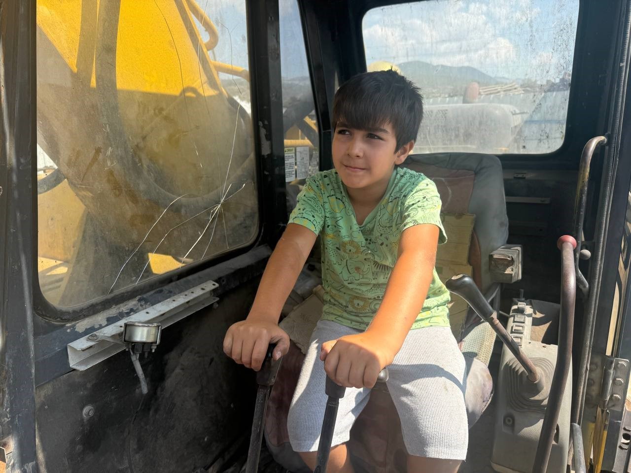 BURSA'NIN İZNİK İLÇESİNDE OYUNCAKLARIYLA OYNAMASI GEREKEN 7 YAŞINDAKİ ÇOCUK, EKSKAVATÖR