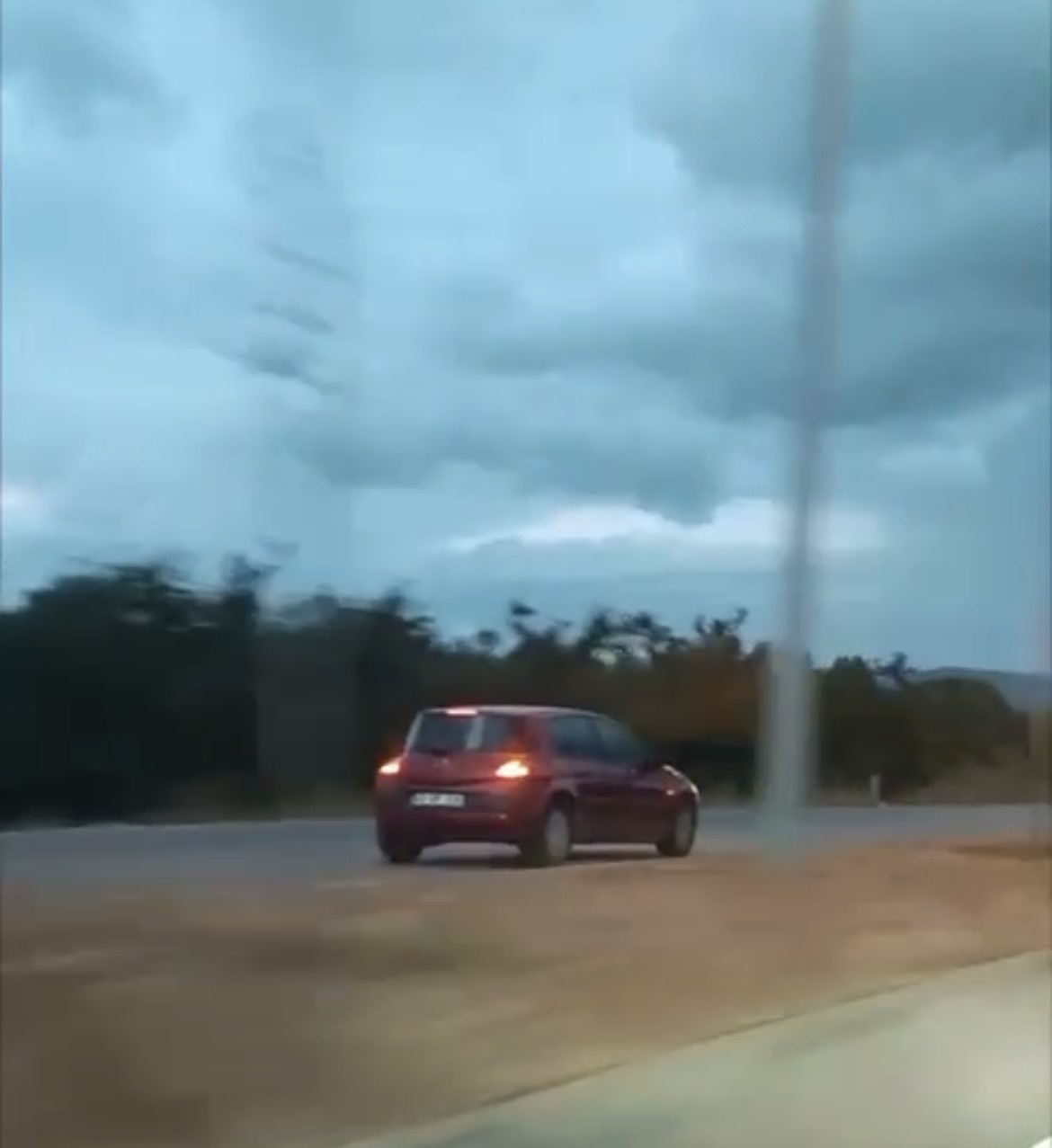 TERS YÖNDE SON SÜRAT İLERLEYEN OTOMOBİL KAMERADA