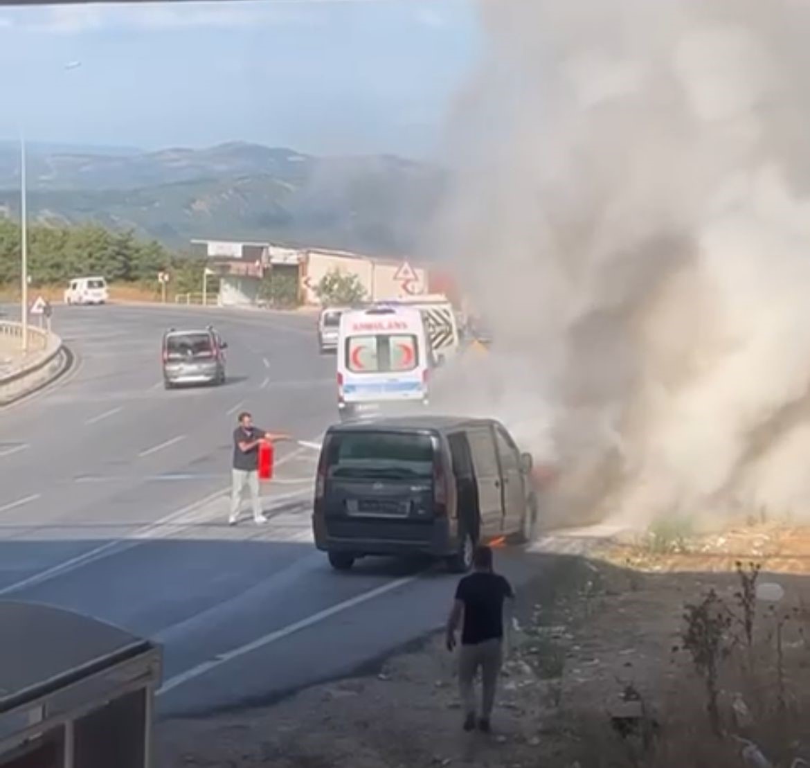 ARIZA YAPAN VİP MİNİBÜS ALEV ALEV YANDI