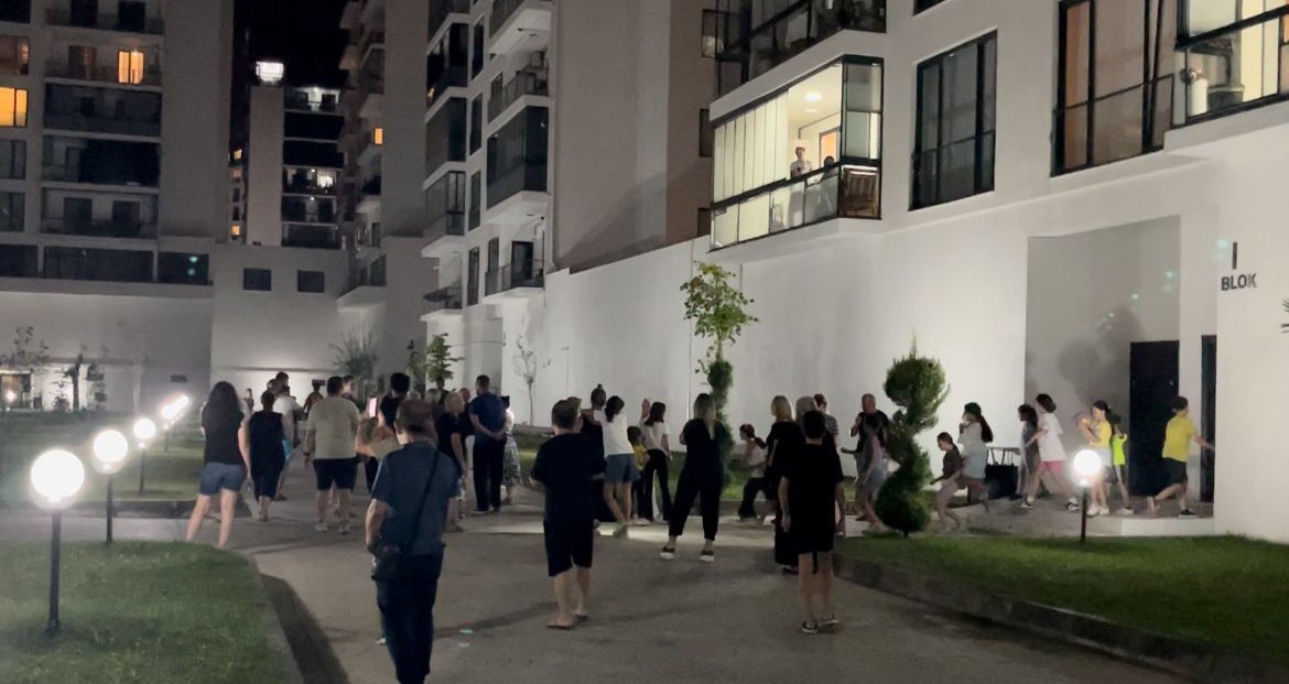 Asansörlerin çalışmadığı inşaat firmasından açıklama BURSA'DA GEÇTİĞİMİZ GÜNLERDE 12 KATLI 9 BLOKTAN OLUŞAN SİTEDE YAŞANAN