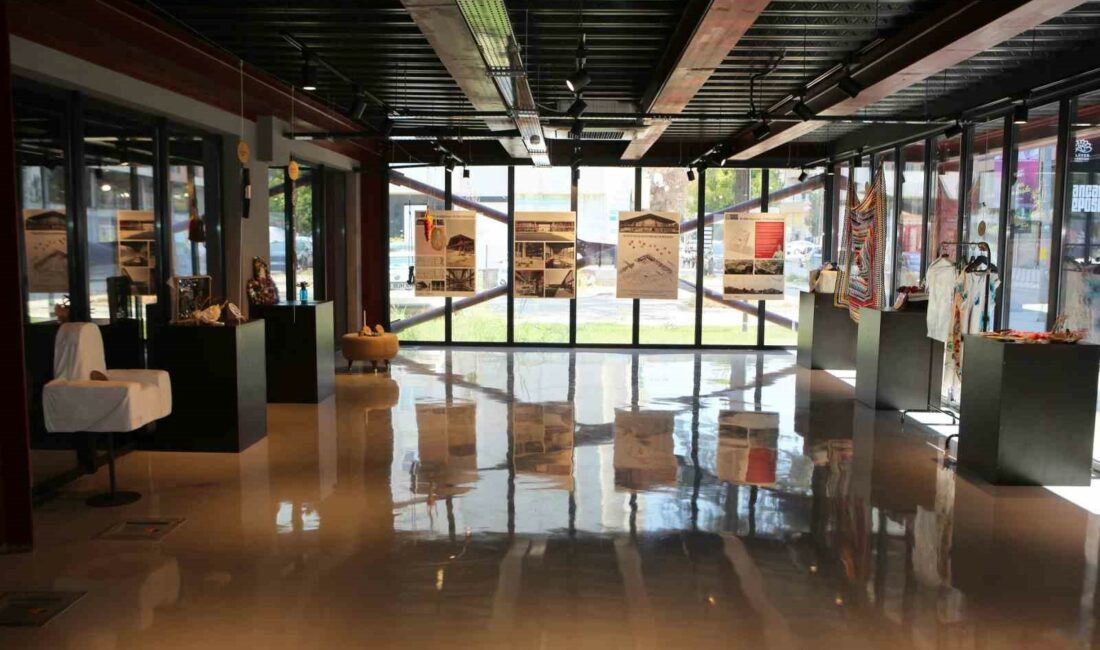 Atıkları sanat eserine dönüştürdüler ÜNİVERSİTE ÖĞRENCİLERİNİN DÜZENLEDİĞİ ATÖLYEYE KATILANLARIN, ATIKLARI DÖNÜŞTÜREREK YAPTIĞI ÇALIŞMALAR NİLÜFER