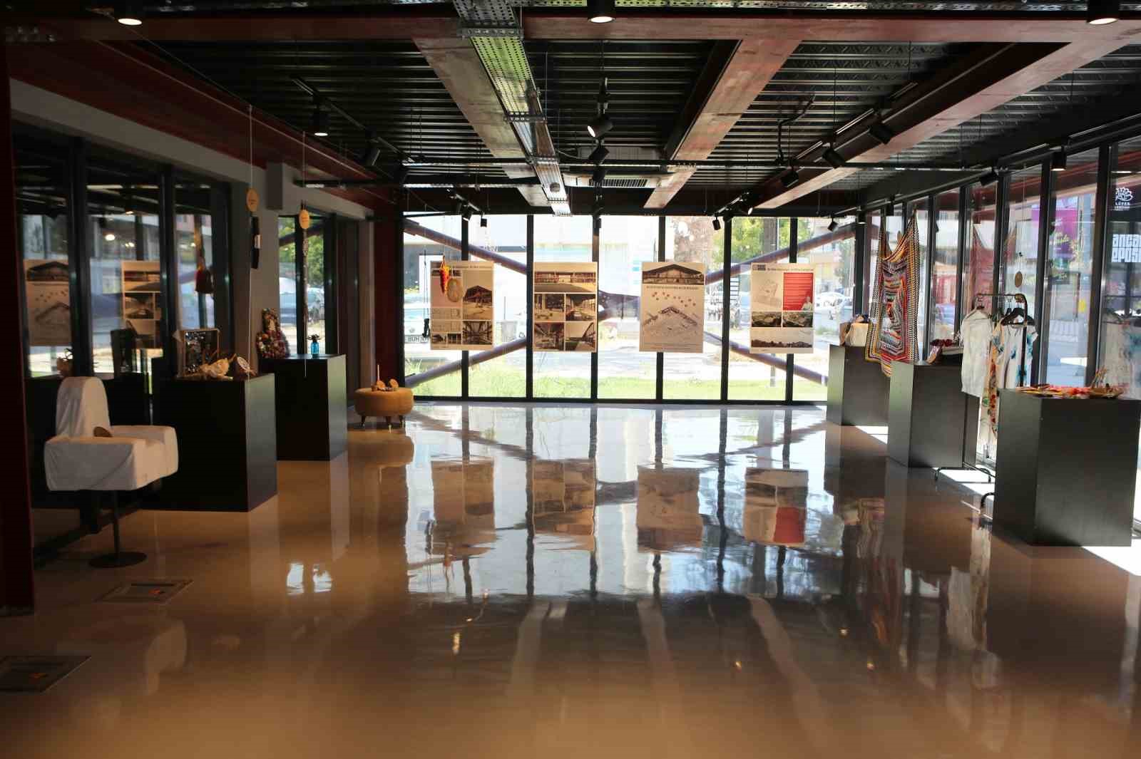 ÜNİVERSİTE ÖĞRENCİLERİNİN DÜZENLEDİĞİ ATÖLYEYE KATILANLARIN, ATIKLARI DÖNÜŞTÜREREK YAPTIĞI ÇALIŞMALAR NİLÜFER