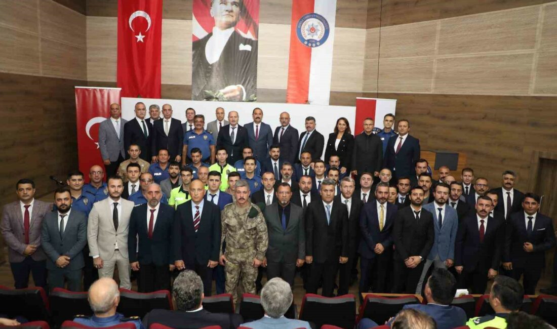 Başarılı emniyet personeli ödüllendirildi BURSA İL EMNİYET MÜDÜRLÜĞÜ'NDE BAŞARILI OLAN 55 PERSONEL, ÖDÜLLENDİRİLDİ.