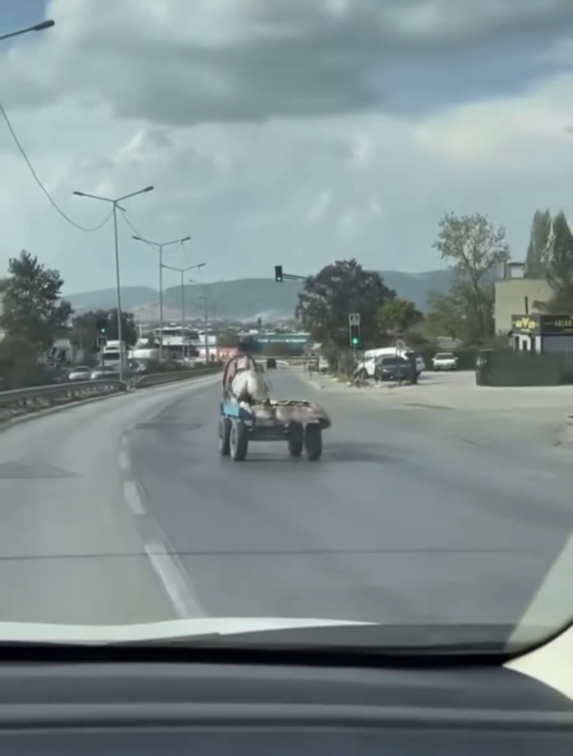 BURSA’DA SEYİR HALİNDEKİ BAŞIBOŞ AT ARABASI TEHLİKE SAÇTI. O ANLAR