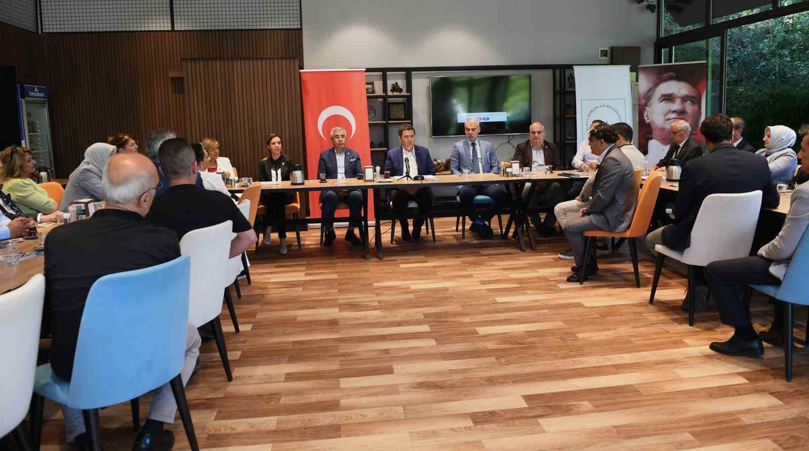 OSMANGAZİ BELEDİYE BAŞKANI ERKAN AYDIN, İLÇEDE GÖREV YAPAN MUHTARLA BİR