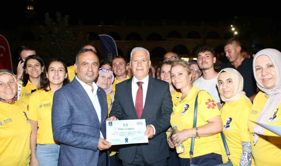 Bozbey: “Günde 45 bin öğrenciye süt dağıtacağız” KURULAN STANTLARI GEZEREK SAĞLIK PERSONELİNDEN ÇALIŞMALARI HAKKINDA BİLGİ ALAN BURSA