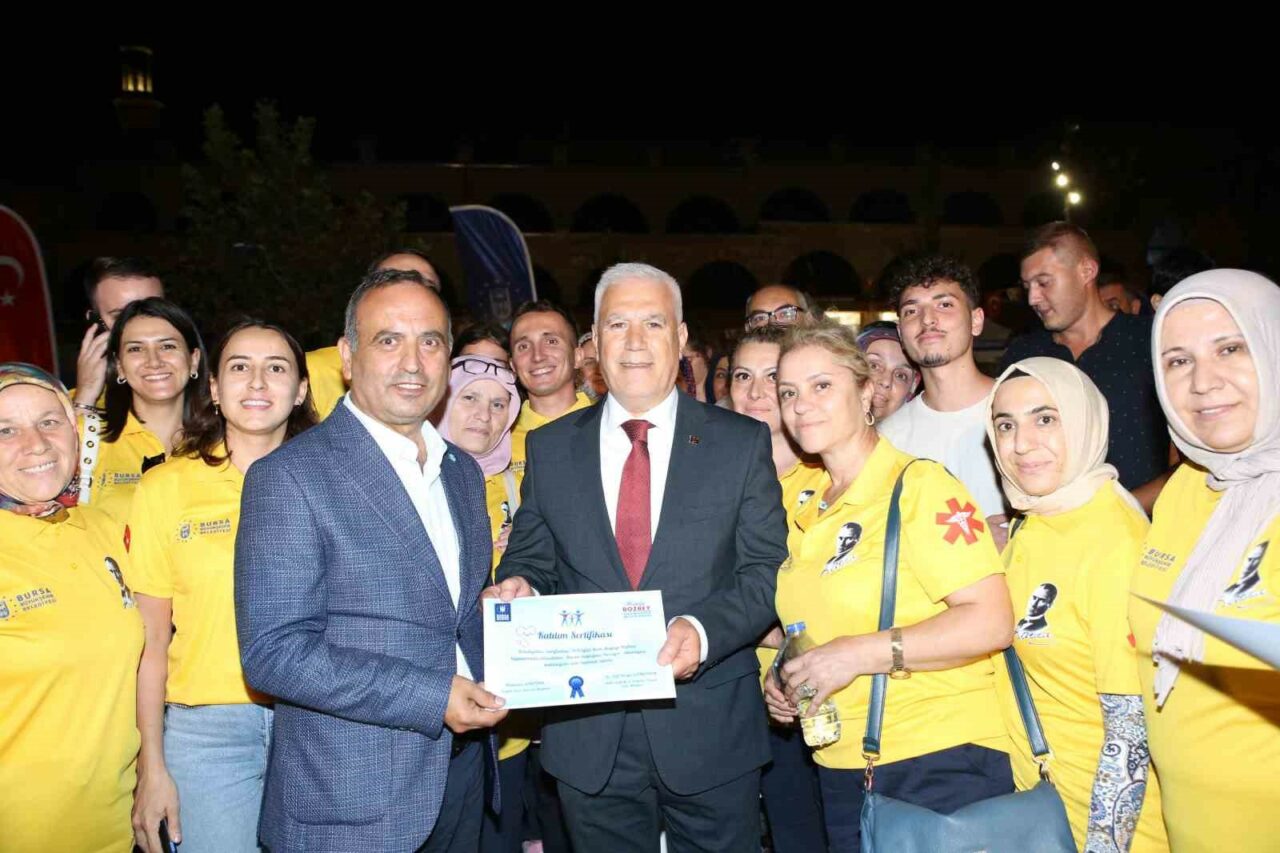 KURULAN STANTLARI GEZEREK SAĞLIK PERSONELİNDEN ÇALIŞMALARI HAKKINDA BİLGİ ALAN BURSA