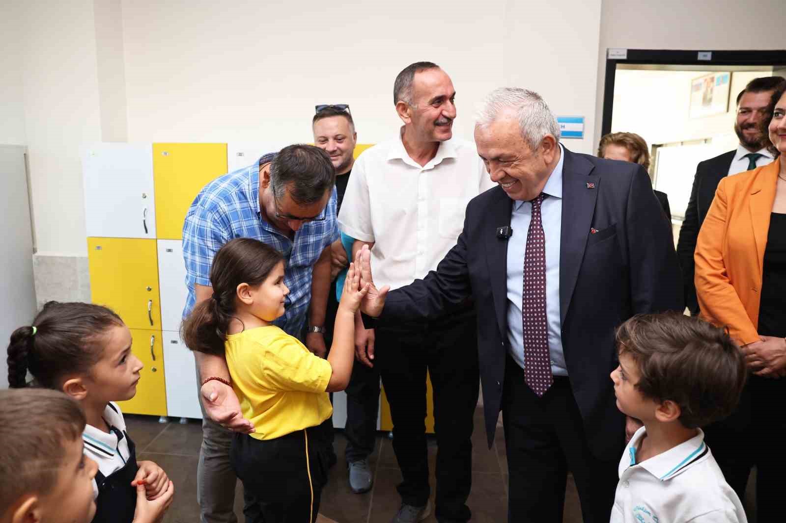 NİLÜFER BELEDİYE BAŞKANI ŞADİ ÖZDEMİR, YENİ EĞİTİM-ÖĞRETİM YILININ İLK GÜNÜNDE,