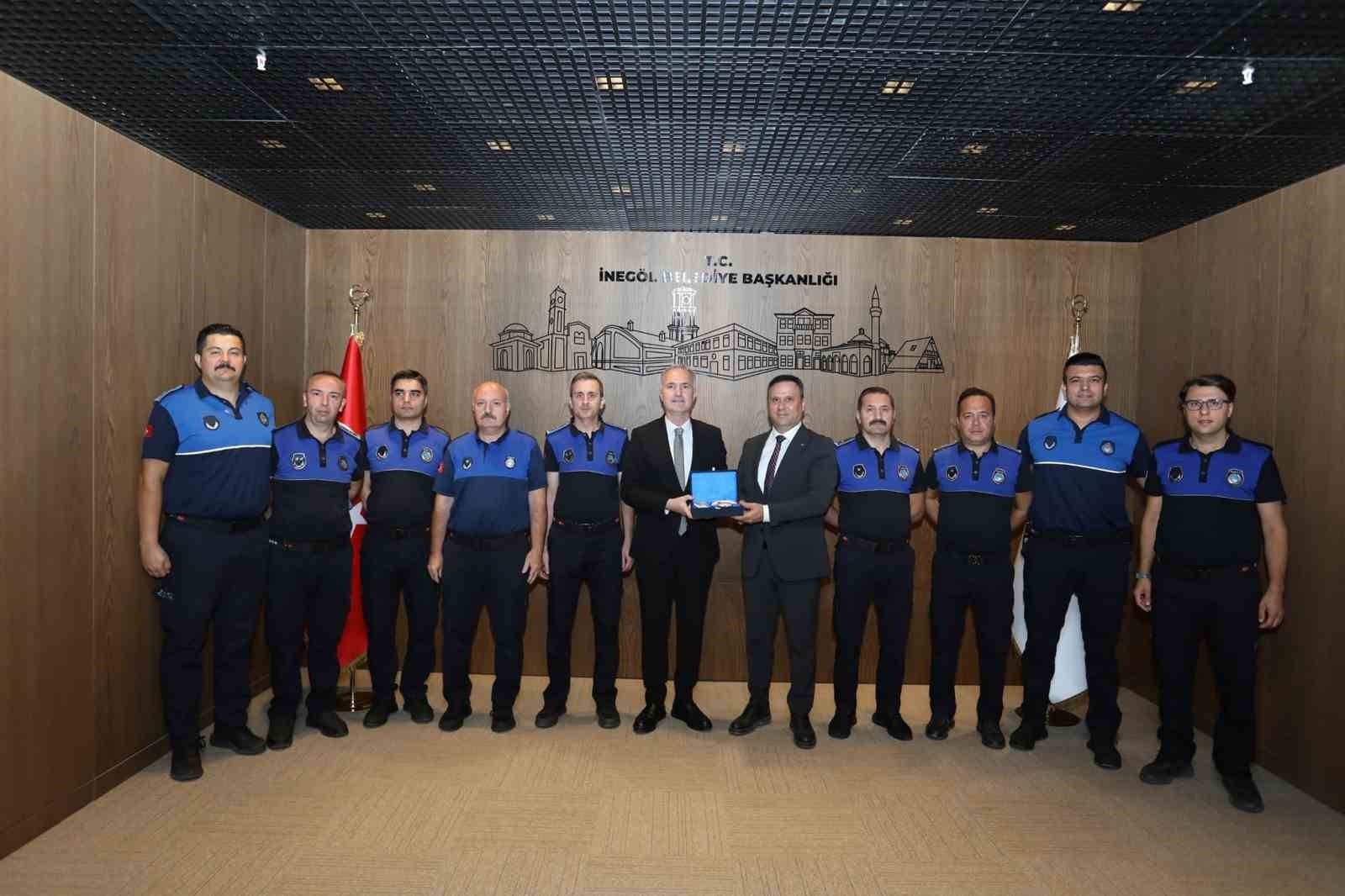 İNEGÖL BELEDİYESİ ZABITA MÜDÜRLÜĞÜ PERSONELLERİNİ MAKAMINDA AĞIRLAYAN BELEDİYE BAŞKANI ALPER