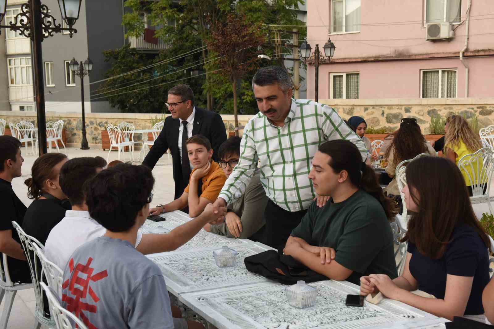 YILDIRIM BELEDİYESİ, DERS ÇALIŞMA VE ARAŞTIRMA İMKÂNI SUNDUĞU UYUMAYAN KÜTÜPHANELER