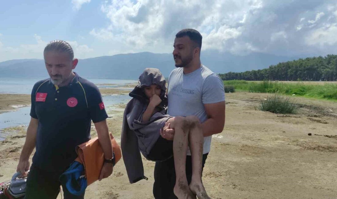 BOTLA GÖLE AÇILAN ÇOCUKLAR, RÜZGARDA SÜRÜKLENİNCE VATANDAŞLAR TARAFINDAN KURTARILDI