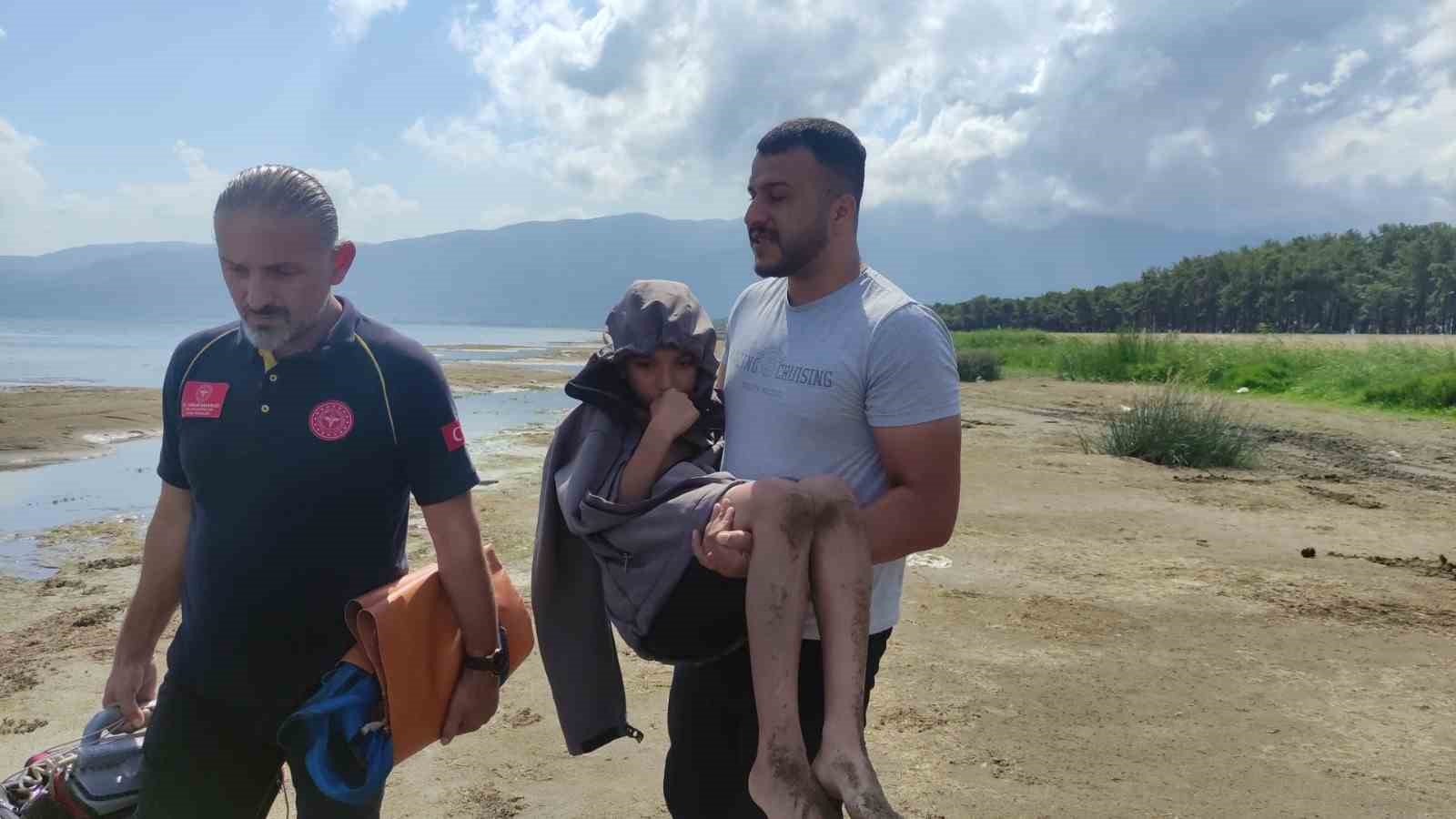 BOTLA GÖLE AÇILAN ÇOCUKLAR, RÜZGARDA SÜRÜKLENİNCE VATANDAŞLAR TARAFINDAN KURTARILDI