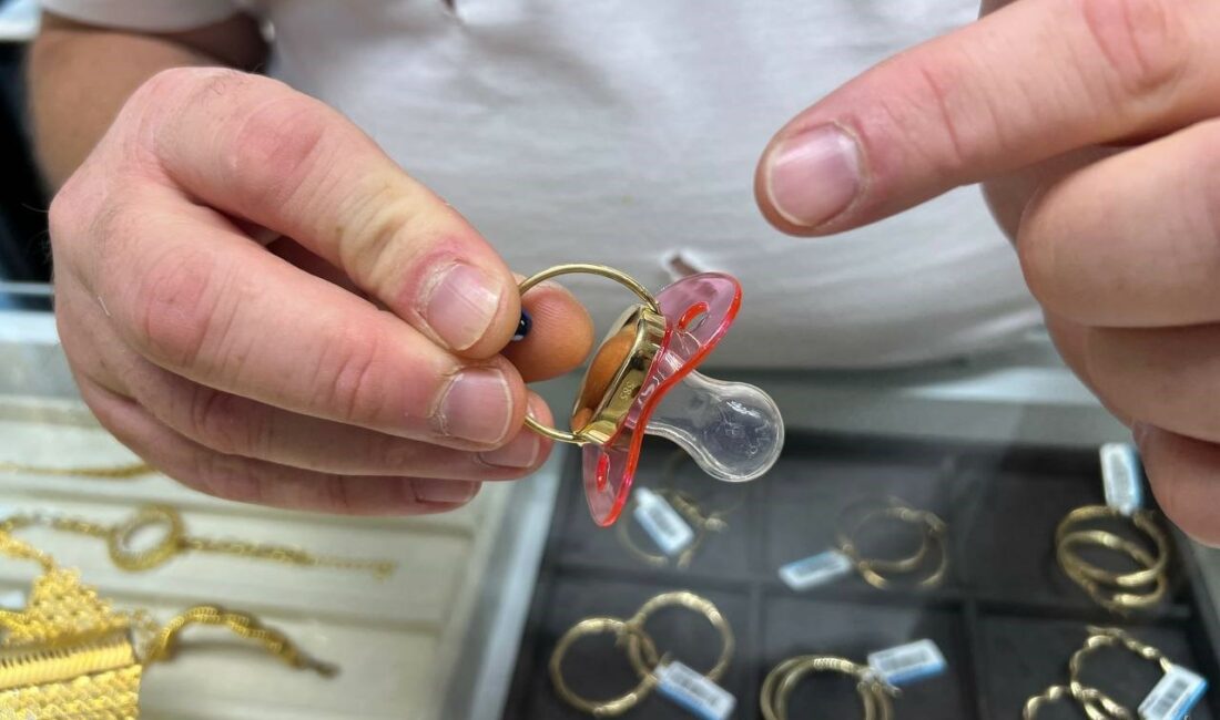 Bu emziği emmek her bebeğe nasip olmaz BURSA'DA FARKLILIK OLUŞTURMAK İSTEYEN KUYUMCU, RAFLARINDA 3 YILDIR ALTIN EMZİKLERE