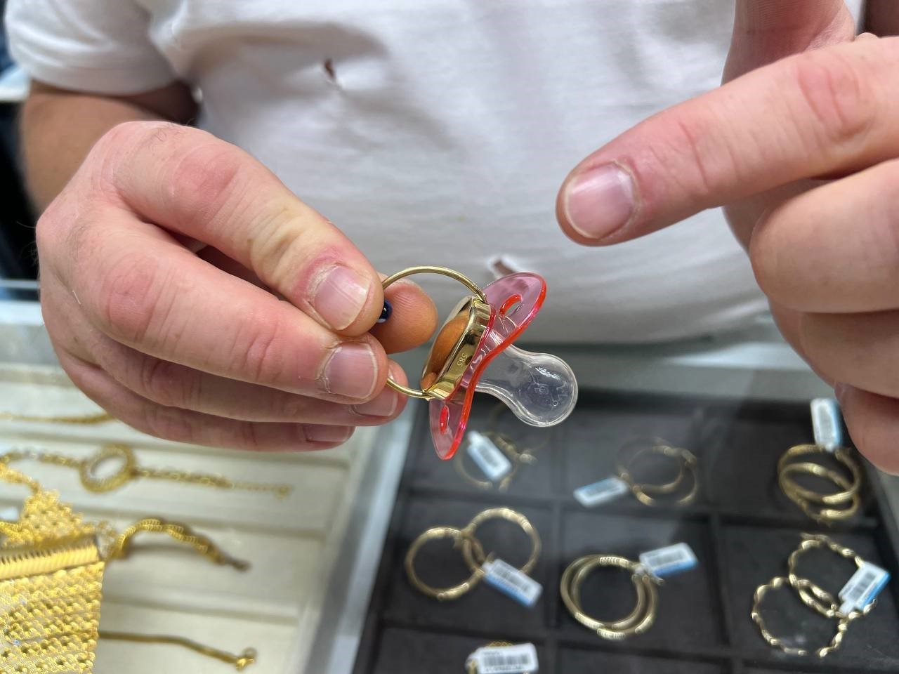 BURSA'DA FARKLILIK OLUŞTURMAK İSTEYEN KUYUMCU, RAFLARINDA 3 YILDIR ALTIN EMZİKLERE