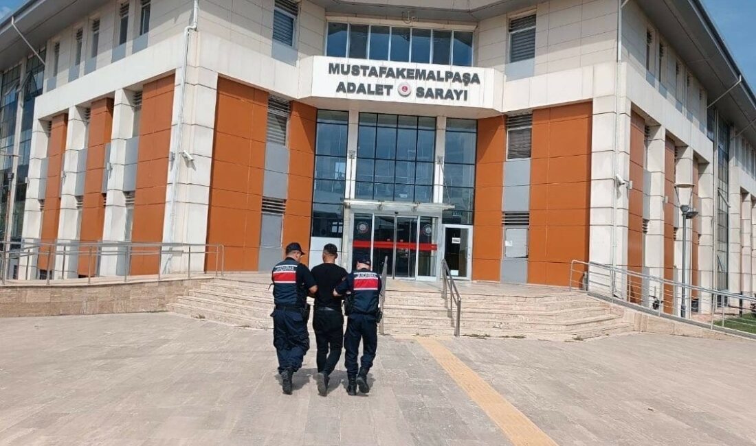 Bursa’da 15 yıl 6 ay hapis cezasıyla aranan firari yakalandı BURSA'DA 15 YIL 6 AY HAPİS CEZASIYLA ARANAN ŞAHIS JANDARMA