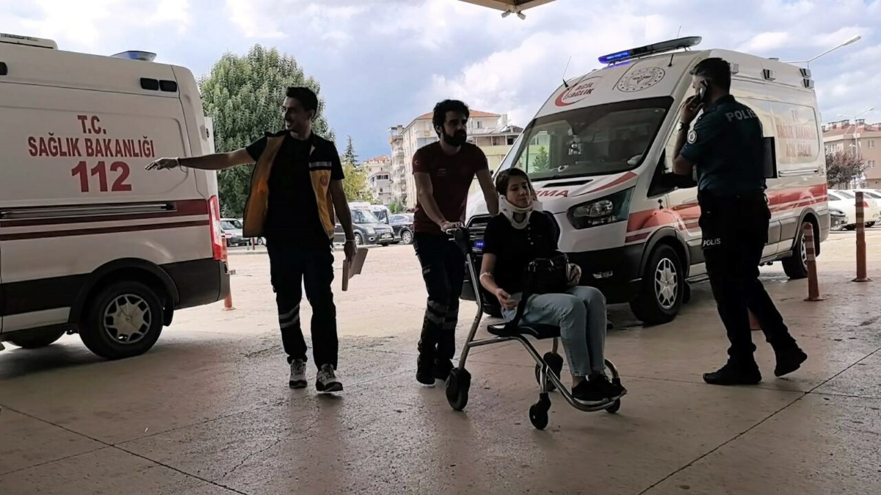 BURSA'NIN İNEGÖL İLÇESİNDE 2 OTOMOBİL KAFA KAFAYA ÇARPIŞTI. KAZADA 8