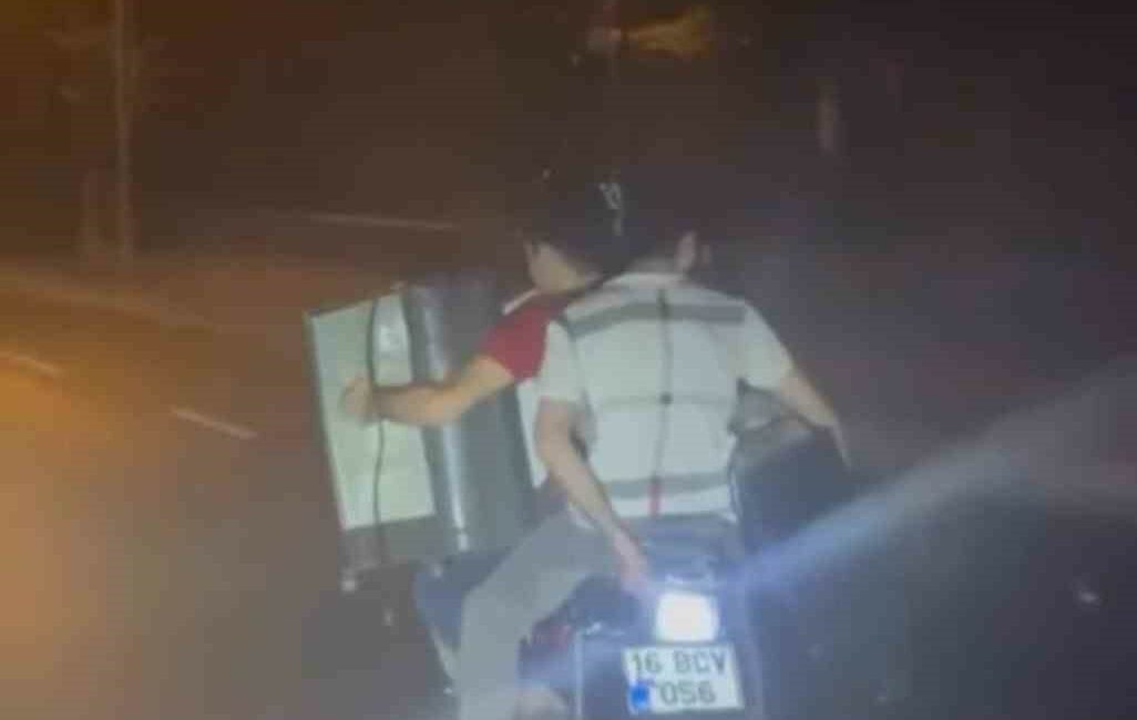 Bursa’da 3 kişi motosikletle yolculuk yapıp yük taşıdı BURSA’DA MOTOSİKLET İLE TRAFİĞE ÇIKAN BİR SÜRÜCÜ 3 KİŞİ YOLCULUK