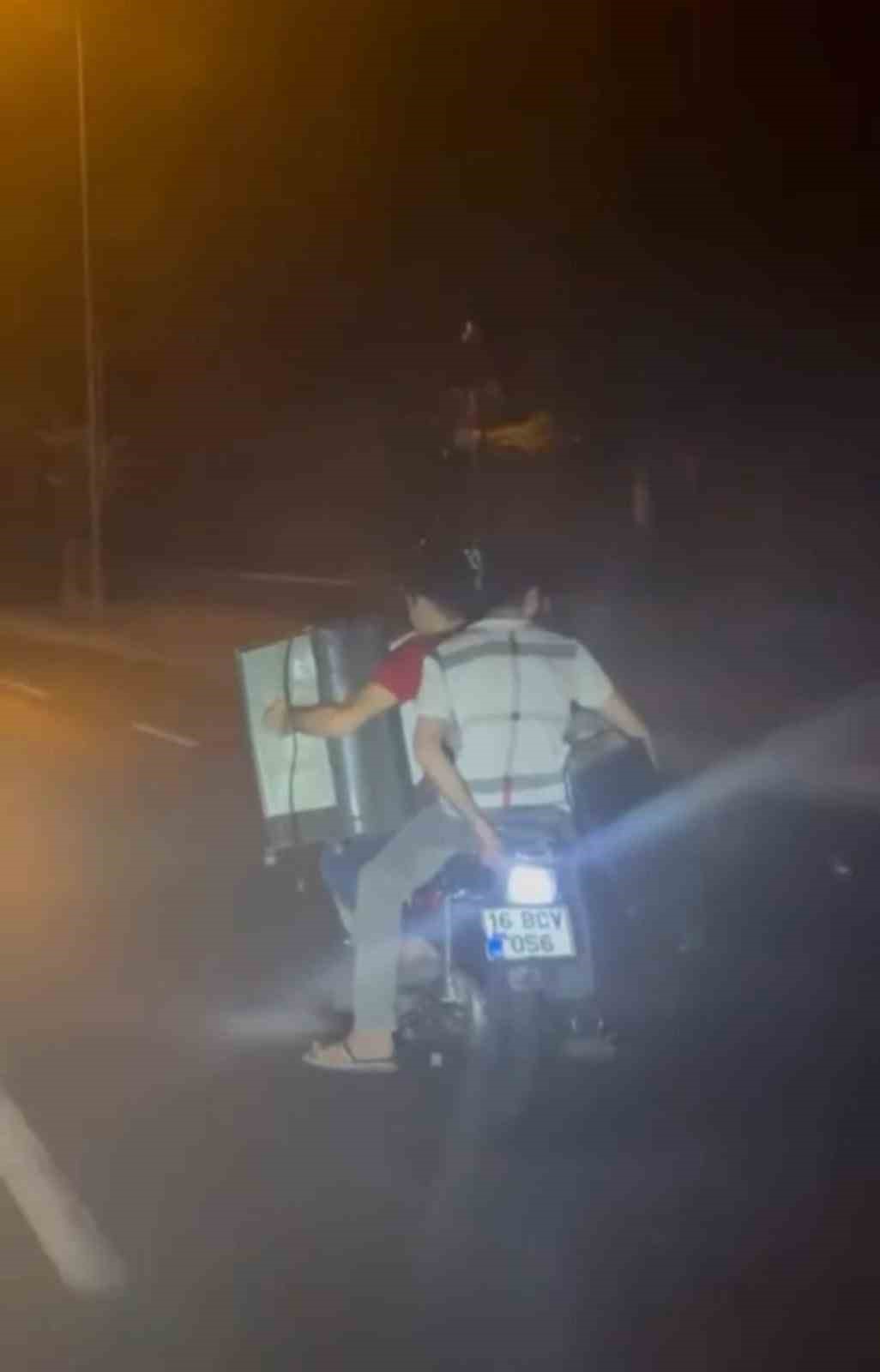 BURSA’DA MOTOSİKLET İLE TRAFİĞE ÇIKAN BİR SÜRÜCÜ 3 KİŞİ YOLCULUK