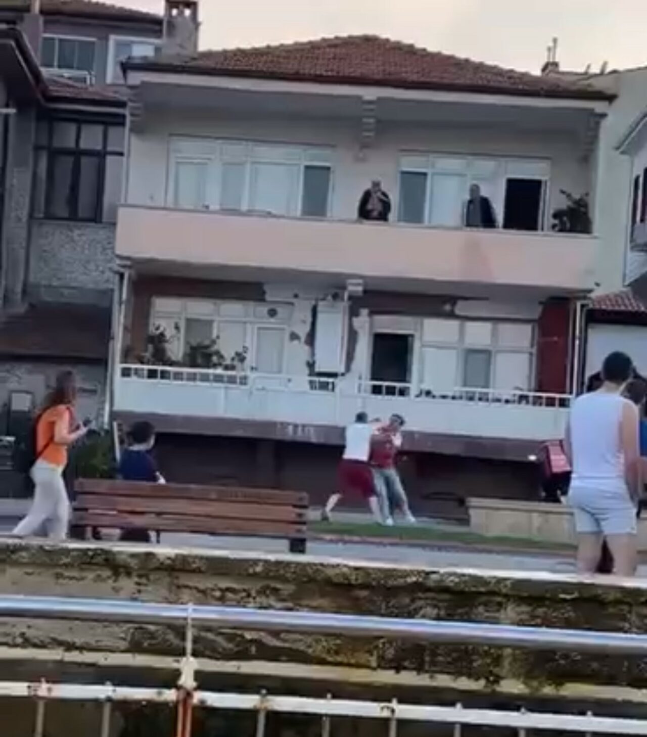 BURSA'DA EVİNİN ÖNÜNE MOTOSİKLETİNİ ÇEKEN MOTOKURYE İLE BÖYLE KAVGA ETTİLER