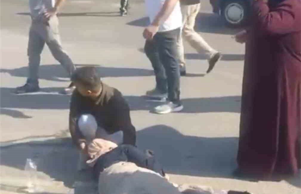 Bursa’da bebeğiyle kaldırımda yürüyen anneye tır çarptı BURSA'DA BEBEĞİYLE BİRLİKTE KALDIRIM ÜZERİNDE YÜRÜYEN ANNEYE TIRIN DORSESİNİN ALTINDA