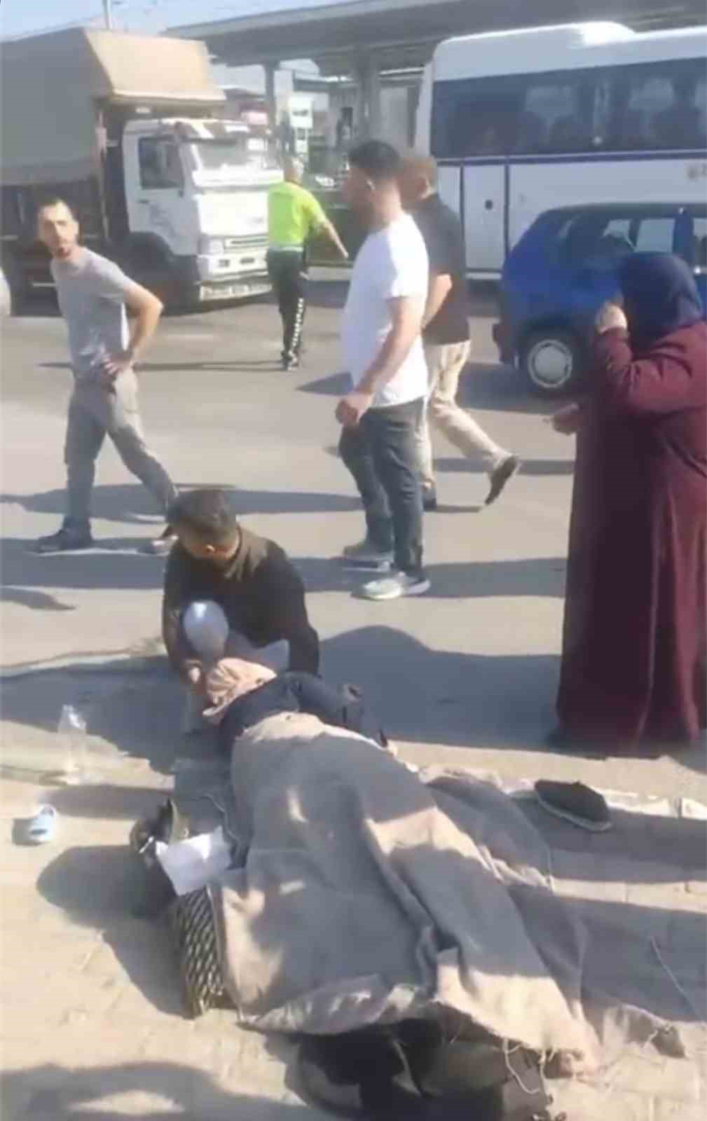 BURSA'DA BEBEĞİYLE BİRLİKTE KALDIRIM ÜZERİNDE YÜRÜYEN ANNEYE TIRIN DORSESİNİN ALTINDA