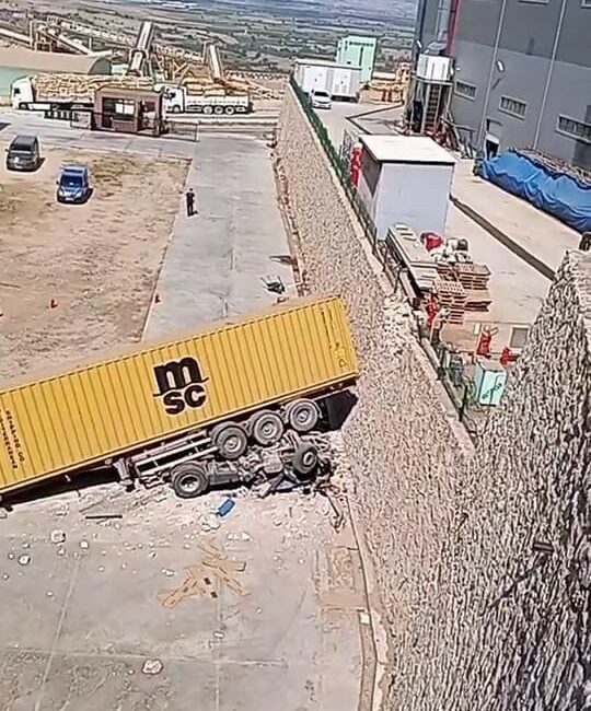 Bursa’da freni boşalan tır mobilya fabrikasının bahçesine uçtu BURSA'DA FRENİ BOŞALAN TIR, MOBİLYA FABRİKASININ BAHÇESİNE DÜŞTÜ