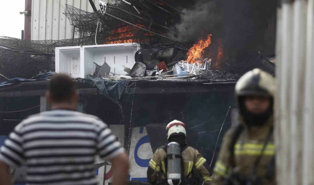 BURSA'NIN YILDIRIM İLÇESİNDE FAALİYET GÖSTEREN BİR GERİ DÖNÜŞÜM TESİSİNDE YANGIN
