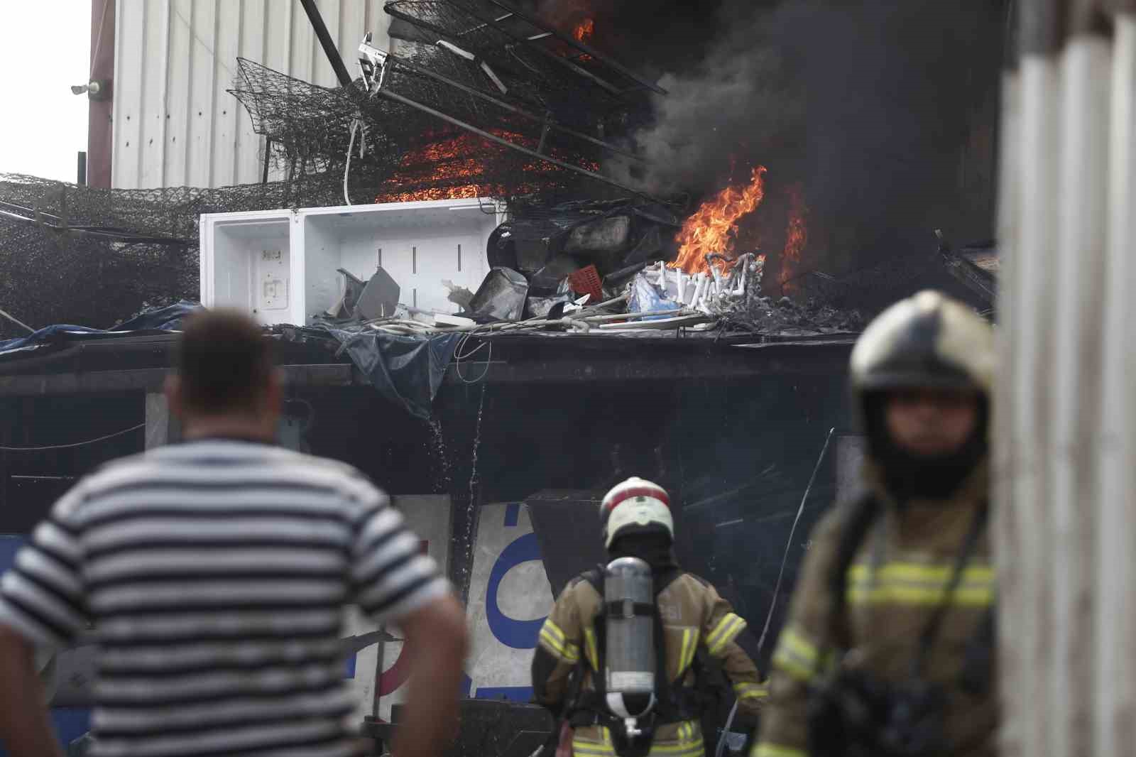BURSA'NIN YILDIRIM İLÇESİNDE FAALİYET GÖSTEREN BİR GERİ DÖNÜŞÜM TESİSİNDE YANGIN