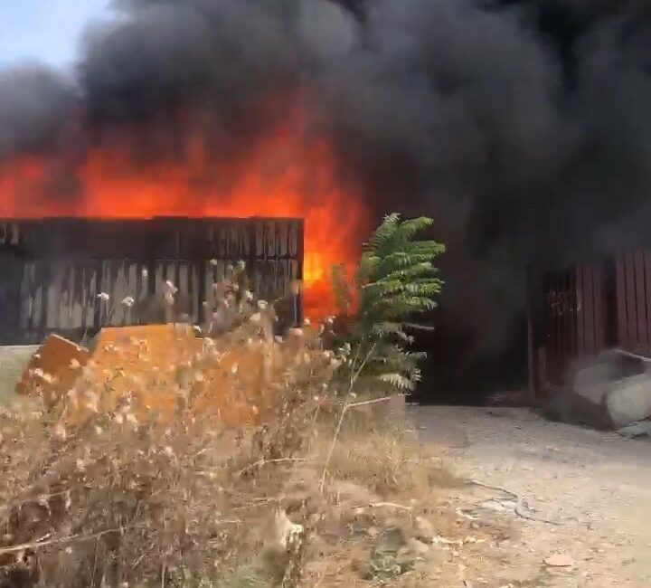 Bursa’da geri dönüşüm tesisinde yangın BURSA'NIN NİLÜFER İLÇESİ ÇALI MAHALLESİ'NDE BULUNAN GERİ DÖNÜŞÜM TESİSİNDE YANGIN